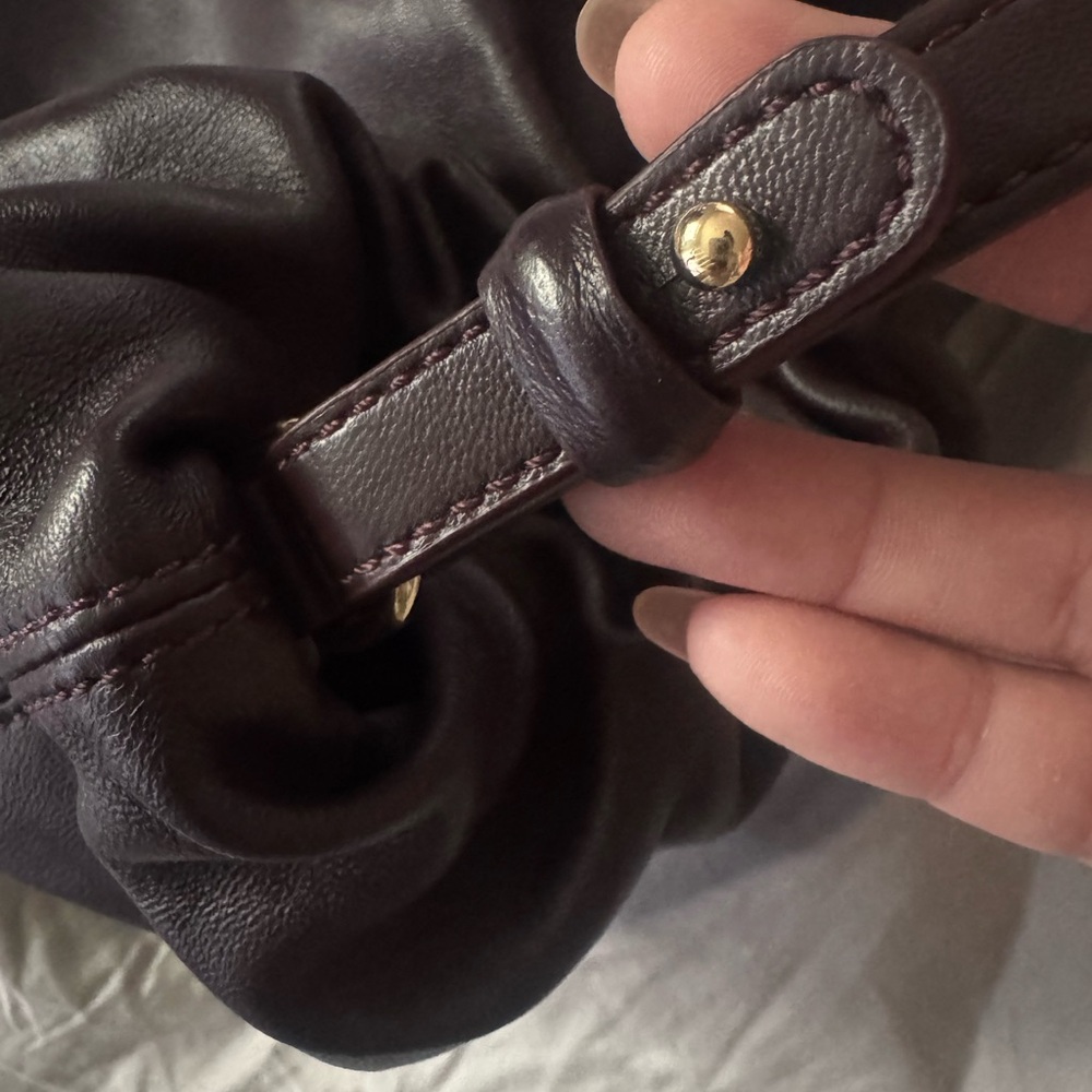 Cuyana Dia drawstring shoulder bag in smooth lambskin leather- Plum - Picture 10 of 10